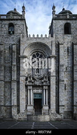 Fassade der imposanten und düsteren Kathedrale von Porto und kontrastieren mit blauen Himmel. Die berühmten Se do Porto in Portugal. Stockfoto