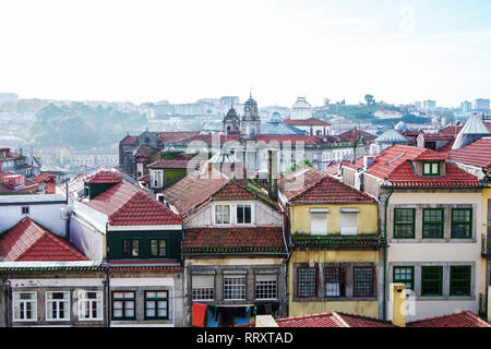 Porto, Portugal - Dezember 2018: Blick vom Miradouro Da Rua das Aldas in die Innenstadt von Porto, mit Palacio da Bolsa weit entfernt. Stockfoto