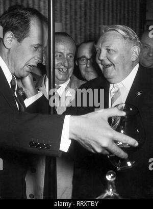 Deutschland - Deutsche Industriemesse 1961 in Hannover, Prof. Dr. Udwig Erhard (rechts) mit Direktor Philip Rosenthal Stockfoto