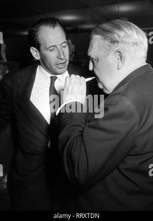 Deutschland - Deutsche Industriemesse 1961 in Hannover, Prof. Dr. Ludwig Erhard mit Direktor Philip Rosenthal. Stockfoto