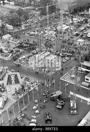 Deutschland - Deutsche Industriemesse 1961 in Hannover, Stände diverser Kraftfahrzeugwerke. Stände der deutschen Automobilindustrie Unternehmen auf der Hannover Messe. Stockfoto