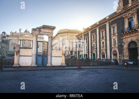 Stesicoro Square und der Eingang zu den Ruinen von Roman Amphitheater bei Sonnenuntergang - Catania, Sizilien, Italien Stockfoto