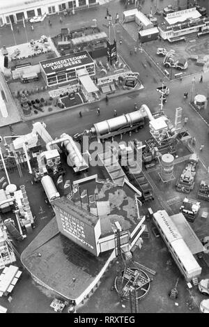 Deutschland - Deutsche Industriemesse 1961 in Hannover, Sicht vom Hermesturm, Stände diverser Kraftfahrzeug-Werke. Stände von Unternehmen der Automobilindustrie auf der Hannover Messe 1961. Stockfoto