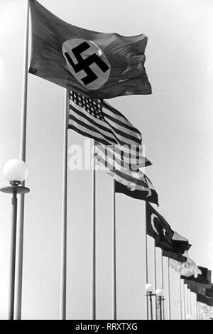 Olympiade 1936 in Berlin, Deutschland, Deutsches Reich, Olympische Sommerspiele, Olympiade, 1936 in Berlin. Internationale Flaggenparade, angeführt von der Hakenkreuzfahne. Deutschland, Drittes Reich, Olympische Spiele, Sommerspiele, 1936 in Berlin, Fahnen der Internationalen Mitglieder und der Deutschen Hakenkreuzflagge. Stockfoto