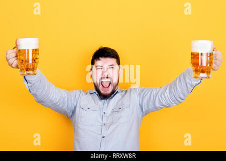 Freudige bärtiger Mann mit Biergläsern in der Hand Stockfoto