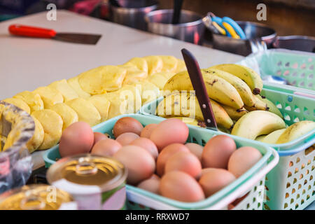 Traditionelle asiatische Thai lecker süß Straße Snack, Thai Roti (Thai Pfannkuchen) Teig und Zutat in der Küche Hintergrund im Lebensmittelmarkt. Fast Food, EIN Stockfoto