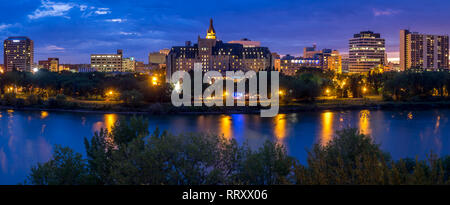 Saskatoon Skyline bei Nacht entlang der Saskatchewan River und das Tal. Saskatchewan ist eine Wiese im Land Provinz Kanadas und ist ländlich. Stockfoto