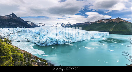 Panorama der Perito-Moreno-Gletscher im Los Glaciares Nationalpark in Patagonien - El Calafate, Santa Cruz, Argentinien Stockfoto