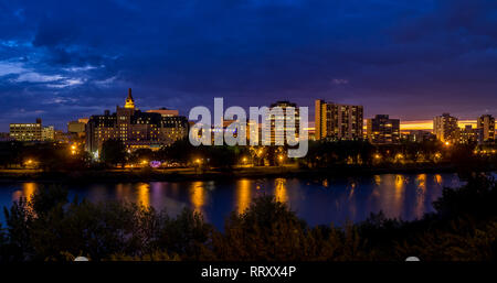 Saskatoon Skyline bei Nacht entlang der Saskatchewan River und das Tal. Saskatchewan ist eine Wiese im Land Provinz Kanadas und ist ländlich. Stockfoto