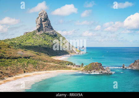 Luftaufnahme von Fernando de Noronha und Morro do Pico - Fernando de Noronha, Pernambuco, Brasilien Stockfoto