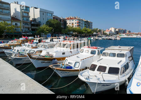 CANAKKALE, Türkei - 14 August, 2017: Fischerboote im Hafen Canakkale, Türkei. Stadt Canakkale Waterfront. Stockfoto