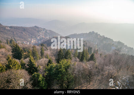 Aussicht auf Como Hügel aus dem Faro (Leuchtturm) Voltiano Volta in Brunate, Comer See. in der Nähe von Mailand Stockfoto