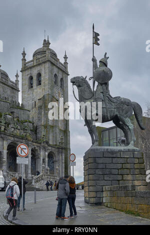 Statue von Vimara Peres vor der Kathedrale in der Stadt Porto, Portugal, Europa Stockfoto