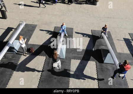 Spaß sehen - Sägen im Winter Sonnenschein an Kohle Tropfen Hof, Kings Cross, London, UK Stockfoto