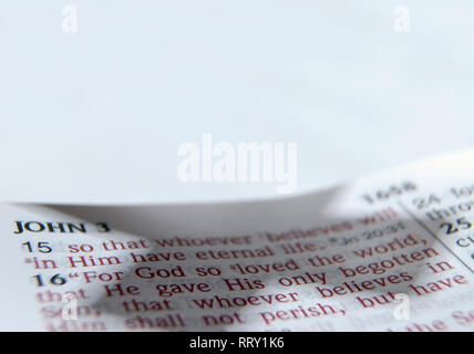 Nahaufnahme von Johannes 3:16 Bibelvers text für Ostern mit den Schatten. Stockfoto