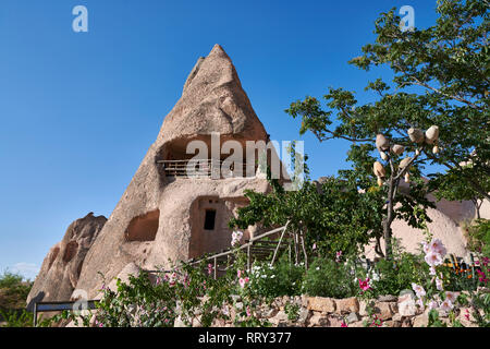 Cafeteria Balkonlu eine typische Fairy Chimney Cave House, Uchisar, in der Nähe von Göreme in Kappadokien, Nevsehir, Türkei Stockfoto