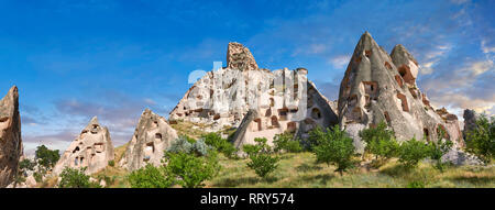 Fotos & Bilder von Uchisar schloss die Cave City Häuser in der Fairy Chimney von Uchisar, in der Nähe von Göreme in Kappadokien, Nevsehir, Türkei Stockfoto