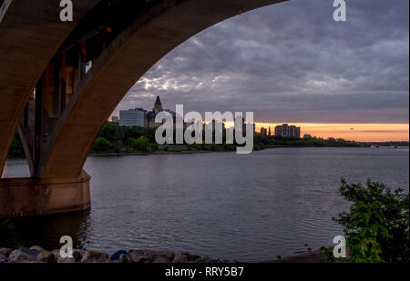 Saskatoon Skyline bei Nacht entlang der Saskatchewan River. Die Saskatchewan River Valley ist ein beliebter walking Ziel in dieser kanadischen Prairie City. Stockfoto