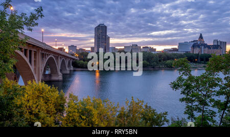 Saskatoon Skyline bei Nacht entlang der Saskatchewan River. Die Saskatchewan River Valley ist ein beliebter walking Ziel in dieser kanadischen Prairie City. Stockfoto