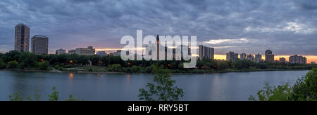 Saskatoon Skyline bei Nacht entlang der Saskatchewan River. Die Saskatchewan River Valley ist ein beliebter walking Ziel in dieser kanadischen Prairie City. Stockfoto