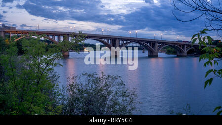 Saskatoon Skyline bei Nacht entlang der Saskatchewan River. Die Saskatchewan River Valley ist ein beliebter walking Ziel in dieser kanadischen Prairie City. Stockfoto