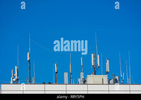 Panel Antenne von GSM-DCS-UMTS-LTE-Bands und Funkgerät sind als Teil der Kommunikation Ausrüstung der Station befinden sich auf dem Dach eines Gebäudes installiert Stockfoto