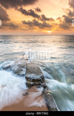 Die Sonne über dem Indischen Ozean, als Tanker auf dem Horizont, an der Galle Face Hotel in Colombo, Sri Lanka. Stockfoto