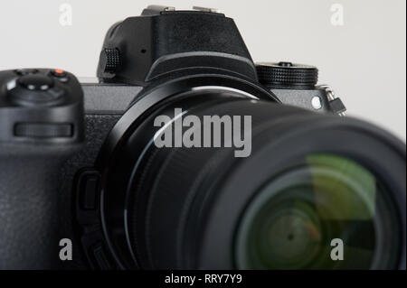 Schwarz digital Kamera mit Objektiv Nähe zu sehen. Stockfoto