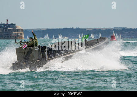 Royal Marines in einer offshore Streifzüge Handwerk (ORC) sorgen für die Sicherheit des Seeverkehrs für den America's Cup World Series in Portsmouth, Großbritannien am 25. Juli 2015. Stockfoto