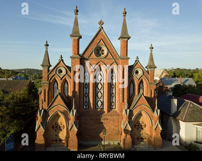 Kleine Stadt Kirche in Australien. Außenansicht Gebäude der Kirche, Kirchturm, Fassade und Fenster. Mit Luftaufnahmen in Victoria, Australien gefangen. Stockfoto