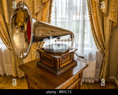 Irkutsk, Russland - 24. August 2016: Alte Grammophon aus der Zeit des zaristischen Russland. Museum Ausstellung in der Irkutsk Museum. Stockfoto