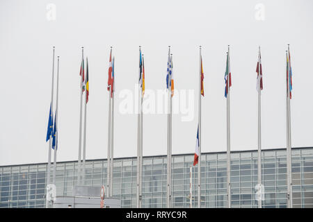 Straßburg, Frankreich - Dec 11, 2018: Seitenansicht der französischen Flagge auf Halbmast vor dem Europäischen Parlament im Anschluss an einen Angriff im Zentrum von Straßburg während der jährlichen Weihnachtsmarkt Stockfoto