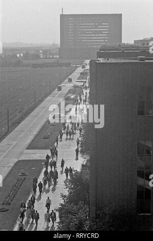 VW-Käfer-VW-Werke - VW Käfer - Schichtwechsel - Blick in das Hauptverwaltungsgebäude Stockfoto