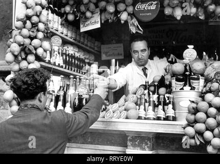 Reisen nach Neapel - Italien in den 1950er Jahren. Kiosk in Neapel. Die trinkhalle in Neapel, Italien. Bild 1954 von Erich Andres Stockfoto