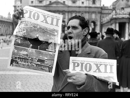 Reisen nach Rom - Italien 1950 - Zeitung Mann Verkauf der Vatikan Journal mit Papst Pius XII. Nachrichten auf dem Petersplatz in Rom. Bild Datum 1954. Foto Erich Andres Stockfoto