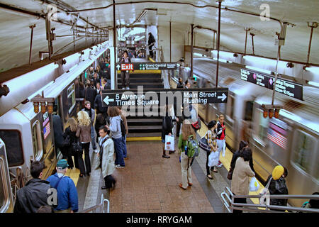 NEW YORK CITY - Oktober 2009: der U-Bahn New Yorks Netzwerk hat die wesentlichen Stationen, wo mehrere Linien kreuzen und lassen die Reisenden von einem zum Wechseln Stockfoto