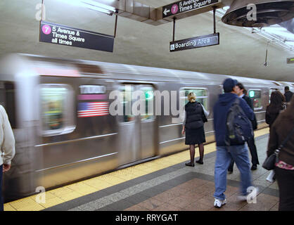 NEW YORK CITY - Oktober 2009: der U-Bahn New Yorks Netzwerk hat die wesentlichen Stationen, wo mehrere Linien kreuzen und lassen die Reisenden von einem zum Wechseln Stockfoto