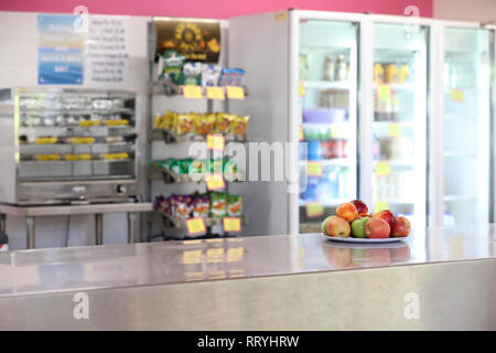 Teller mit frischem gesunden Obst Optionen als Teil eines gesünderen Schulkantine. Die Bekämpfung der Fettleibigkeit und Gewicht Ausgaben in die Bildung. Stockfoto