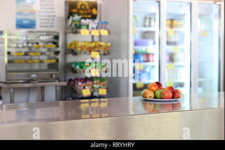 Teller mit frischem gesunden Obst Optionen als Teil eines gesünderen Schulkantine. Die Bekämpfung der Fettleibigkeit und Gewicht Ausgaben in die Bildung. Stockfoto