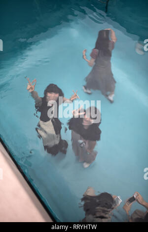 Das Schwimmbad, von dem Künstler Leandro Erlich, permanent im 21. Jahrhundert Museum für Zeitgenössische Kunst, Kanazawa, Japan ausgestellt Stockfoto