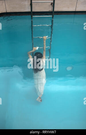 Das Schwimmbad, von dem Künstler Leandro Erlich, permanent im 21. Jahrhundert Museum für Zeitgenössische Kunst, Kanazawa, Japan ausgestellt Stockfoto