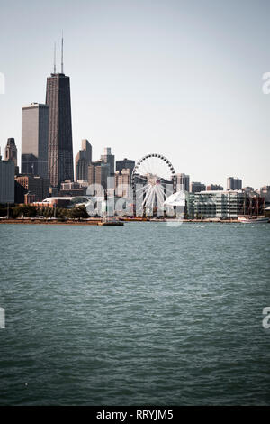 Chicago's Navy Pier und Skyline vom See Michigan gesehen Stockfoto