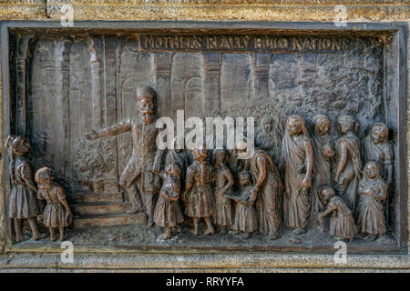 20 Dez 2009 - dadabhai naoroji bauen Nationen von Mädchen und Frau Erzieher in der Nähe von Flora Brunnen, Mumbai Maharashtra Indien Asien Stockfoto