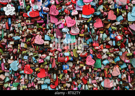 Die liebe Schlösser hängen an der Geländer am Namsan Tower in Seoul in Südkorea. Attraktion für Besucher, aber auch ein Problem, und Vandalismus. Stockfoto