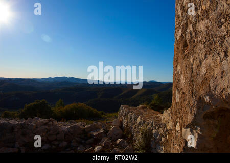 Castell Vell d'Olivella, - das alte Schloss von Olivella. Olivella, Parc Natural de Garraf, Katalonien, Spanien. Teil des 10. Jahrhunderts defensive System her Stockfoto