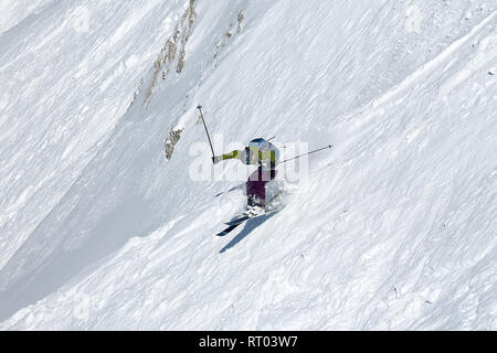 Person Reiten eine sehr steile Piste in einem kleinen Sprung Stockfoto