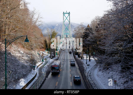 Vancouver Lions Gate Bridge mit Blick nach Norden in Richtung Berge, Vancouver, British Columbia, Kanada Stockfoto