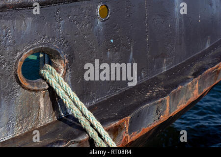 Festmacher Seil für Fischerboot. Burt mit einem festmacher Seil. Jahreszeit Winter. Stockfoto