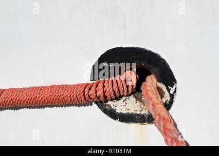 Festmacher Seil für Fischerboot. Burt mit einem festmacher Seil. Jahreszeit Winter. Stockfoto