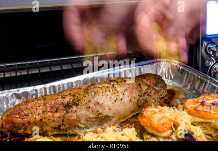Appetitliche leckere Kalorienarme Diät juicy Hähnchenschenkel gewürzt mit Tomate und bestreut mit geriebenem Käse überbacken im Ofen braten im eigenen Saft Stockfoto